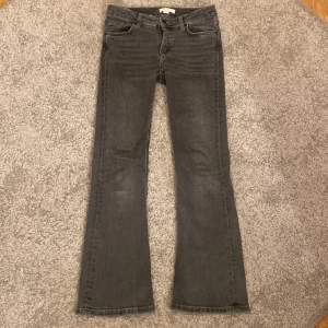 Säljer mina gråa låg midjade botcut jeans från Gina i storlek 146, jag är 160 cm och jag passar dem! I bra skick och orginalpris 299kr💞
