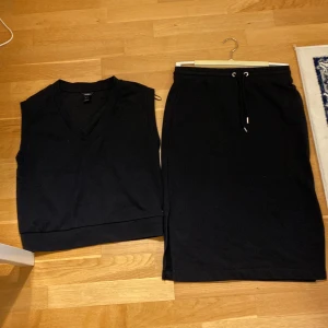 Lindex set - Kjol och väst från Lindex i fint skick. Använd gärna köp nu om du inte har några frågor!