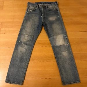 Acne Studios patchwork jeans - Acne Studios Indigo Blå Konst 1996 Vintage Patch Jeans. Knappt använda och i mycket bra skick.