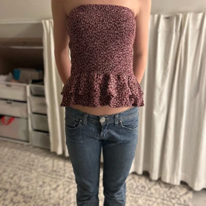 Kjol/tröja - Jätte fin kjol med typ bara resor och volanger längst nere. Dubbla lager och riktigt fin kvalitet, bara andvänd några få gånger. Den går att andvända som både kjol och tub top