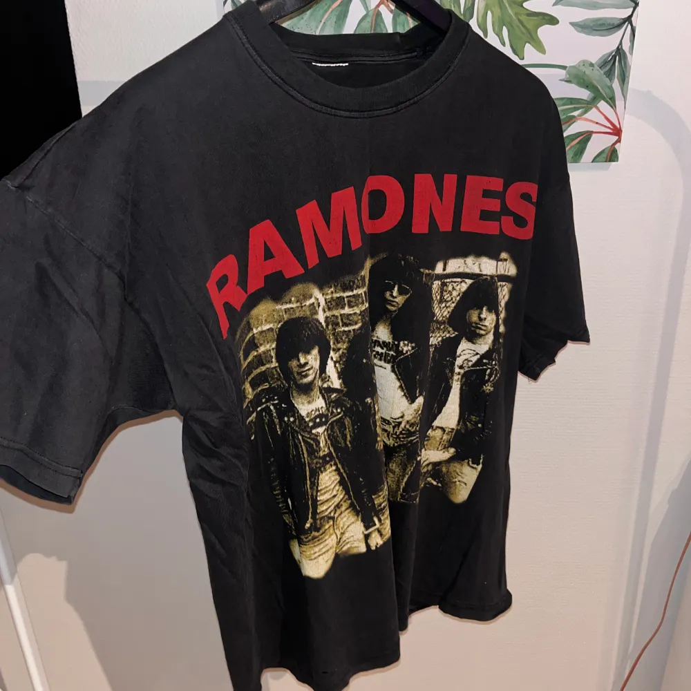 Vintage Ramones T-shirt bandtee, bra skick, lite slitage på texten på baksidan . T-shirts.