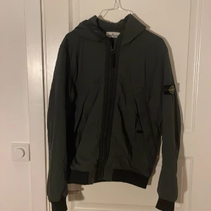 Stone Island jacka - Riktigt snygg Stone Island Jacka i oliv grön färg. Passar storlek S. Väldigt bra skick 8,5/10. Kom gärna med frågor!😀