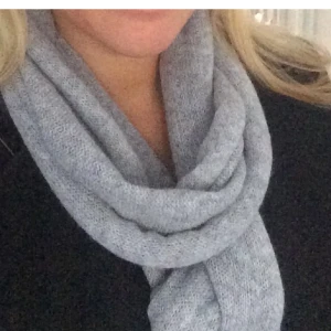 Filippa K scarf grå - Filippa K scarf grå. Nypris 1300kr, säljer från 800kr
