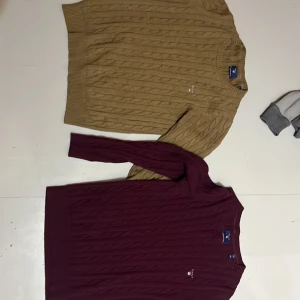 2 st gant tröjor - Tja! Säljer 2 st gant tröjor i mycket fint skick, båda tröjorna är i storlek M. Säljer båda för 300 eller 170 per tröja. Billigare vid snabb affär