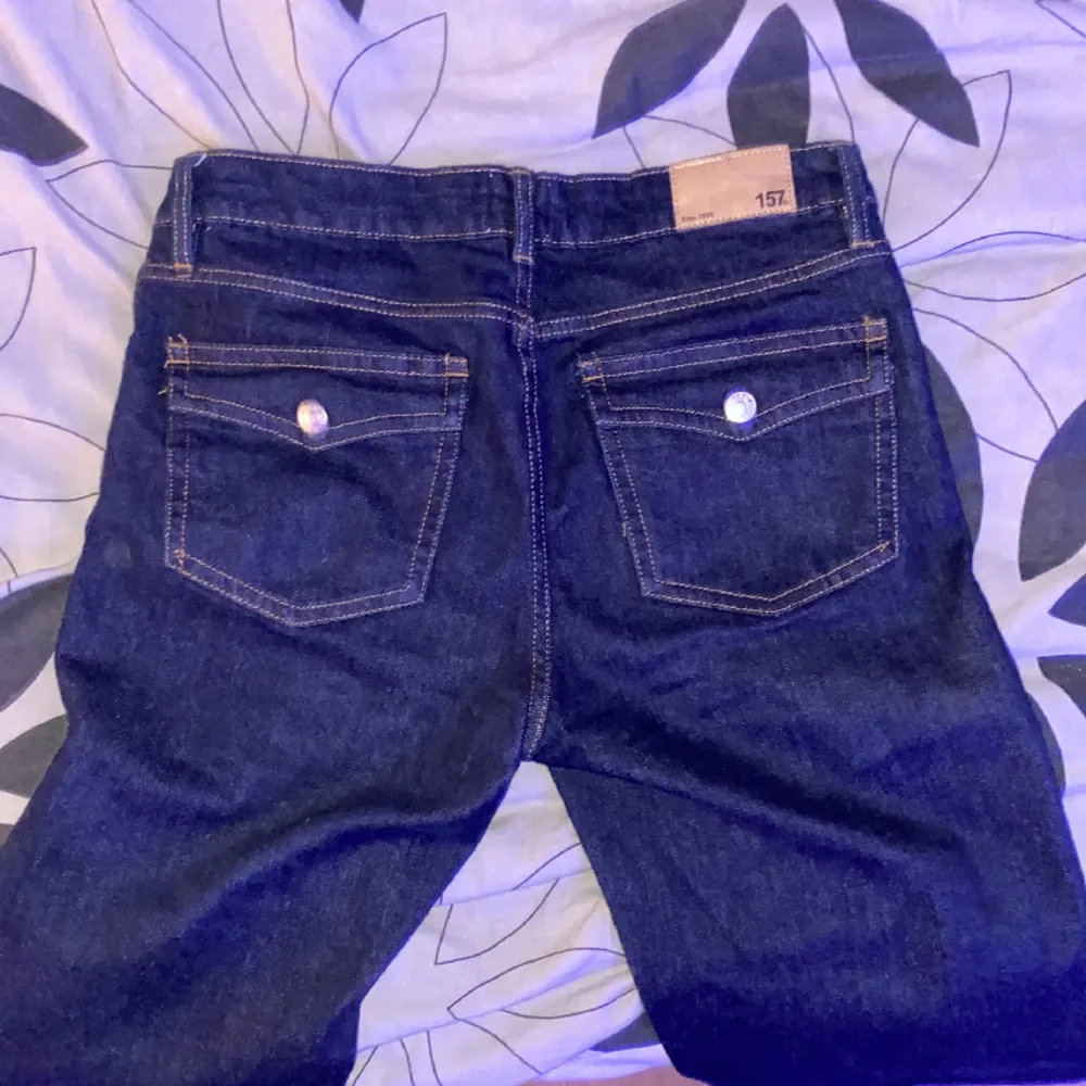 Ett par marinblå bootcut jeans från lager 157. Använda en gång, säljs för det inte passar i midjan eller längden. Nypris: 400kr. Jeans & Byxor.