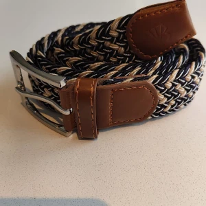 Flätat bälte mix - Flätat bälte beige, mörkblå och vit | stretch och anpassningsbar till alla storlekar | helt nytt aldrig använt | skriv om du har frågor.