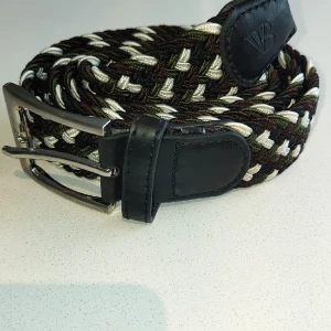 Flätat bälte camo - Flätat bälte i grön, vit, brun och svart | stretch och anpassningsbar till alla storlekar | helt nytt, aldrig använt | skriv om du har frågor.