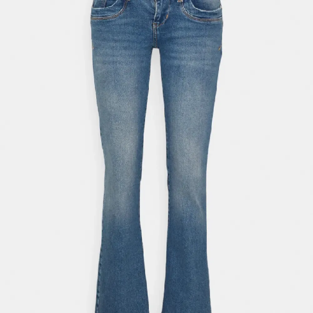 Säljer mina ltb jeans i valerie modellen, dom är ofta slutsålda men får inte användning av dem💞ser ut som en annan färg på sista bilden men det är bara ljuset😊. Jeans & Byxor.