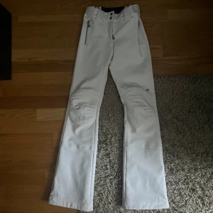 Vita skidbyxor  - Så fina skidbyxor från J.Lindeberg! Säljer då de är för små för mig. Superfint skick! Pris kan diskuteras💕