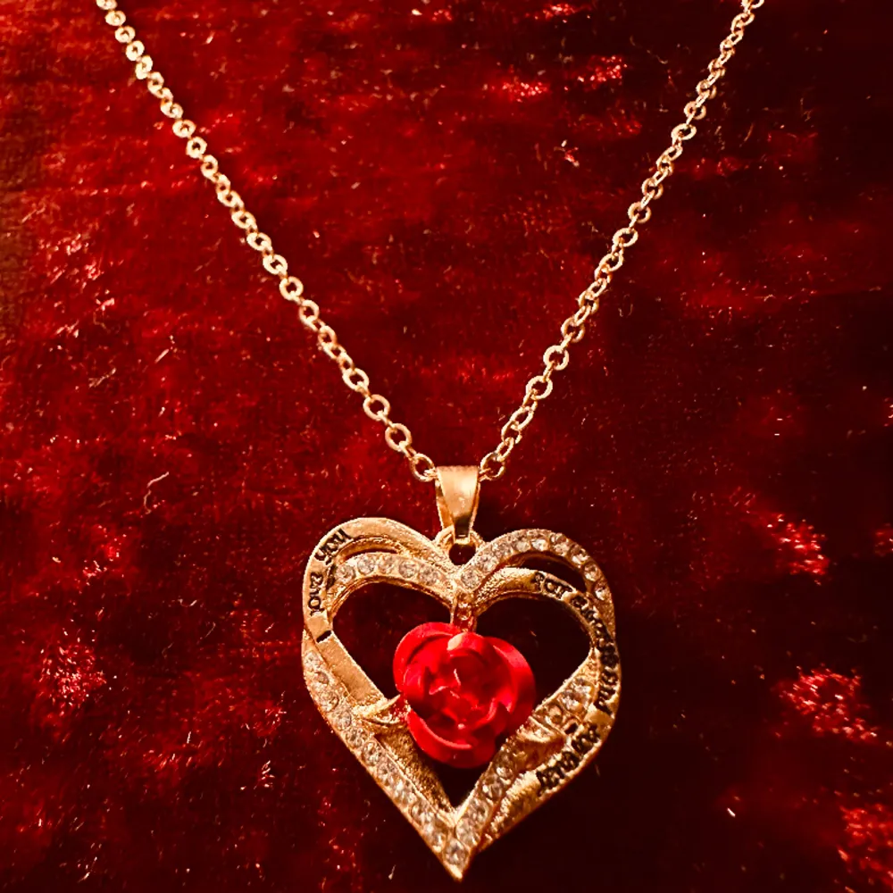Så vackert och romantiskt halsband med ett hjärta av emalj innefattat av två andra hjärtan prydda med strass. Hjärtmedaljongen är 2,6 cm lång och 2,2 cm bred. Kedjan är maximalt 50 cm lång, kan justeras så den blir kortare. Ett riktigt kärleksbevis!. Accessoarer.
