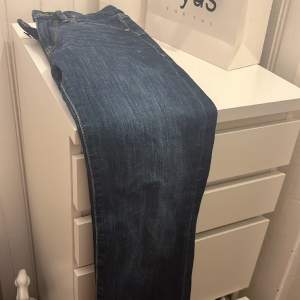 Mörkblåa lågmidjade jeans från zara❣️ det syns inte riktigt på bilden men dem är utsvängda! Jag upplever att gylfen krånglar lite men tror att det är för att dem är lite små