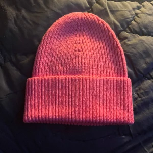 COS mössa - Säljer denna helt oanvända COS mössa, lapp kvar!