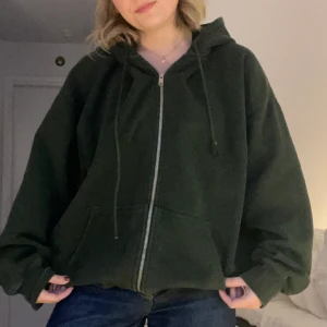 Overzised Hoodie grön - En overzised hoodie från brandy Melville! Väldigt bra och tjockt material. Knappt använd, inga skador!🌱 Orginalpris: 500kr