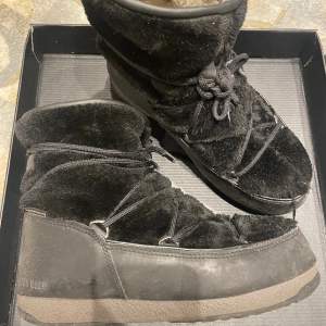 Moon boot svart med tillhörande kartong