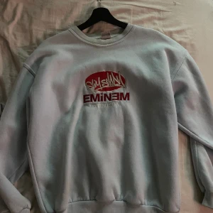 Eminem sweatshirt storlek M - En eminem sweatshirt från 90-00 talet den är i bra skick men lite solblekt vid halsen. Skriv för mer frågor. Kan gå ner i pris vid snabb affär 