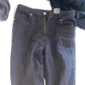  Jättefina utvikta jeans från lager 157 de är lite trasig där nere 