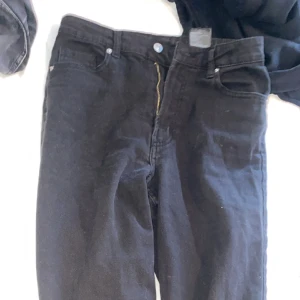 Kläder  -  Jättefina utvikta jeans från lager 157 de är lite trasig där nere 