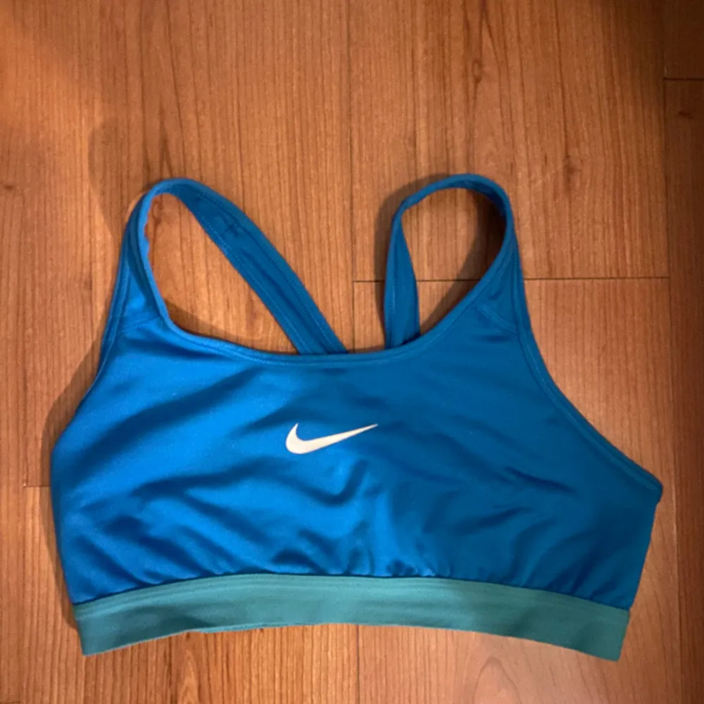 Sport-bh från Nike! Fin blå färg, använd men i gott skick. . Hoodies.