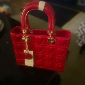 Röd väska med hjärtor ifrån Italien. Ifrån märket Herisson Firenze. Helt ny väska.