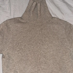 Polo tröja  - Tröja från MQ (Bläck), 90% ull 