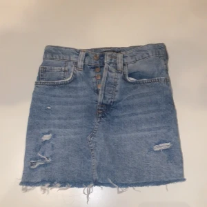 Jätte fin jeans kjol från BIK BOK Strolek xs  - Liten för mig därför vill jag sälja, jätte fin jeans kjol 