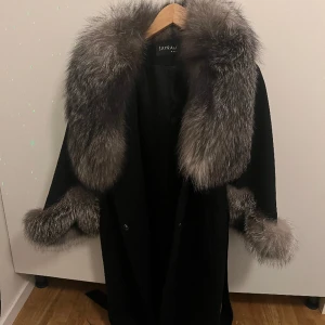 Sayram kappa - Hej, säljer min Sayram jacka då den inte används och ligger bara hemma, den i gott skick och finns inga skador runt om pälsen samt kappan.