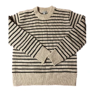 Finaste randiga stickade tröjan från COS - Finaste randiga stickade tröjan från COS i ull  i strl S. Så varm och tjock och i Väldigt bra skick! (Pris kan diskuteras :)