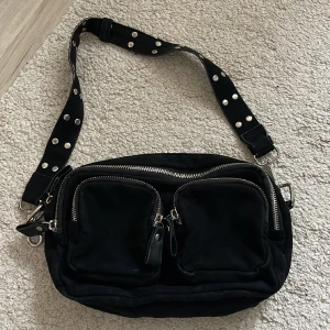 Axelväska - Supersnygg väska från Gina Tricot som inte säljs längre. Den har kommit till användning och därav slitet band och lite smutsigt i väskan som går att göra rent. Annars är den i fint skick🤩 (Ett längre band medföljer som är helt nytt och oanvänt) 