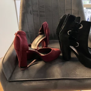 Skor - Vinröda skor med 9cm klack 150kr Svarta stövletter med öppen tå 9cm klack 150kr 
