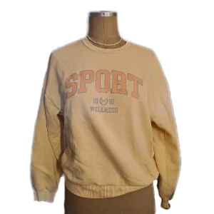 Ljusgul långärmad  - Fint skick. Använd fåtal gånger. Pris är diskuterbart 💖 Vid funderingar skicka gärna pm. 😊 Köparen står för frakten. 