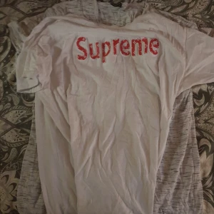 Supreme tshirt - Large. Bra skick. Billig