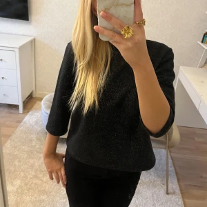 Tröja - Super fin trekvarts tröja som glittrar lite, nyskick ❤️