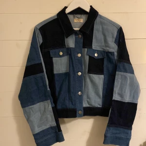 Jeansjacka med mönster  - Annorlunda jeansjacka med mönster. Passar bra till bland annat vardag och har skönt material🩵Har används några gånger men fortfarande i fint skick💙
