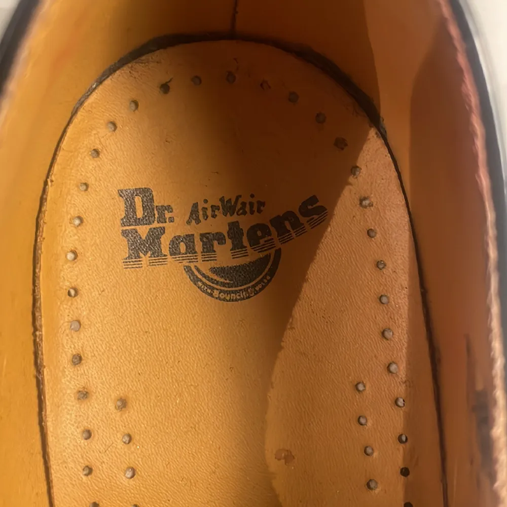Säljer dessa fina skor pga att de är lite små för mig:( strlk 39. Knappt använda!. Skor.