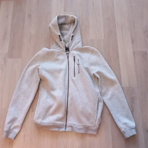Grå sail racing hoodie - En nästan oanvänd sail racing ziphoodie. Färgen är ljusgrå och storleken är 160cm. Köpt för 749kr. Pris kan diskuteras.