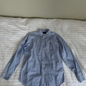 2 Ralph Lauren Skjorta - Storlek: 20 (XS) Pris: 300kr Skick: 9/10 Färg: Blå-vit randig och Blå, Vit Orange randig