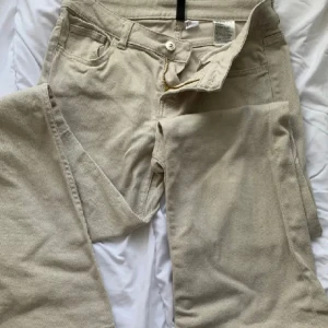 beiga lowwaist bootcut flared jeans  - endast använts några gånger 