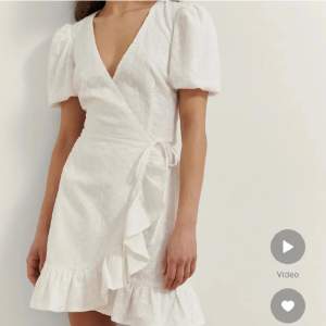 Säljer denna fina vita klänning från Nakd (köpt här på Plick) då jag har hittat en annan klänning till studenten! I bra skick!