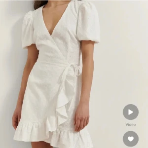 Vit klänning Nakd - Säljer denna fina vita klänning från Nakd (köpt här på Plick) då jag har hittat en annan klänning till studenten! I bra skick!