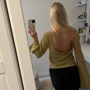 Tröja - Söt fest/fin tröja med öppen rygg, helt nyskick💕