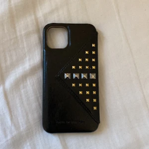 Mobilskal  - Mobilskal i storlek xs man får boken med sig, kan inte använda mer för att fick en annan mobil som inte passar tyvärr, jag har inte hunnit använda det så länge ungefär mellan 1-3 månader 