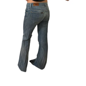 Lågmidjade bootcut lee jeans - Superfint skick, midja 72cm innerben 78cm💞💞är 166cm de är lite för långa för mig!