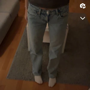 Weekday Arrow Jeans - Jag säljer mina älskade weekday jeans som tyvärr börjar bli lite små. Super fina och skulle säga att dom passar allt från nån som är 160-166 cm lång. Jag själv är 164 cm och sitter perfekt i längden. Skriv privat för mer info elr bilder.