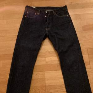 Hej, jag säljer dessa Levis jeans W33 L30, dem är helt nya utan prislapp, hör av dig om du har frågor