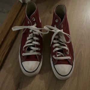 Converse vinröda  - Inte använda mycket alls, fick nya skor precis efter jag köpte dom så bestämde mig för att sälja som. Jätte snygga fortfarande!☺️nypris: 799kr (dom är ganska små skulle nog passa 37-39)