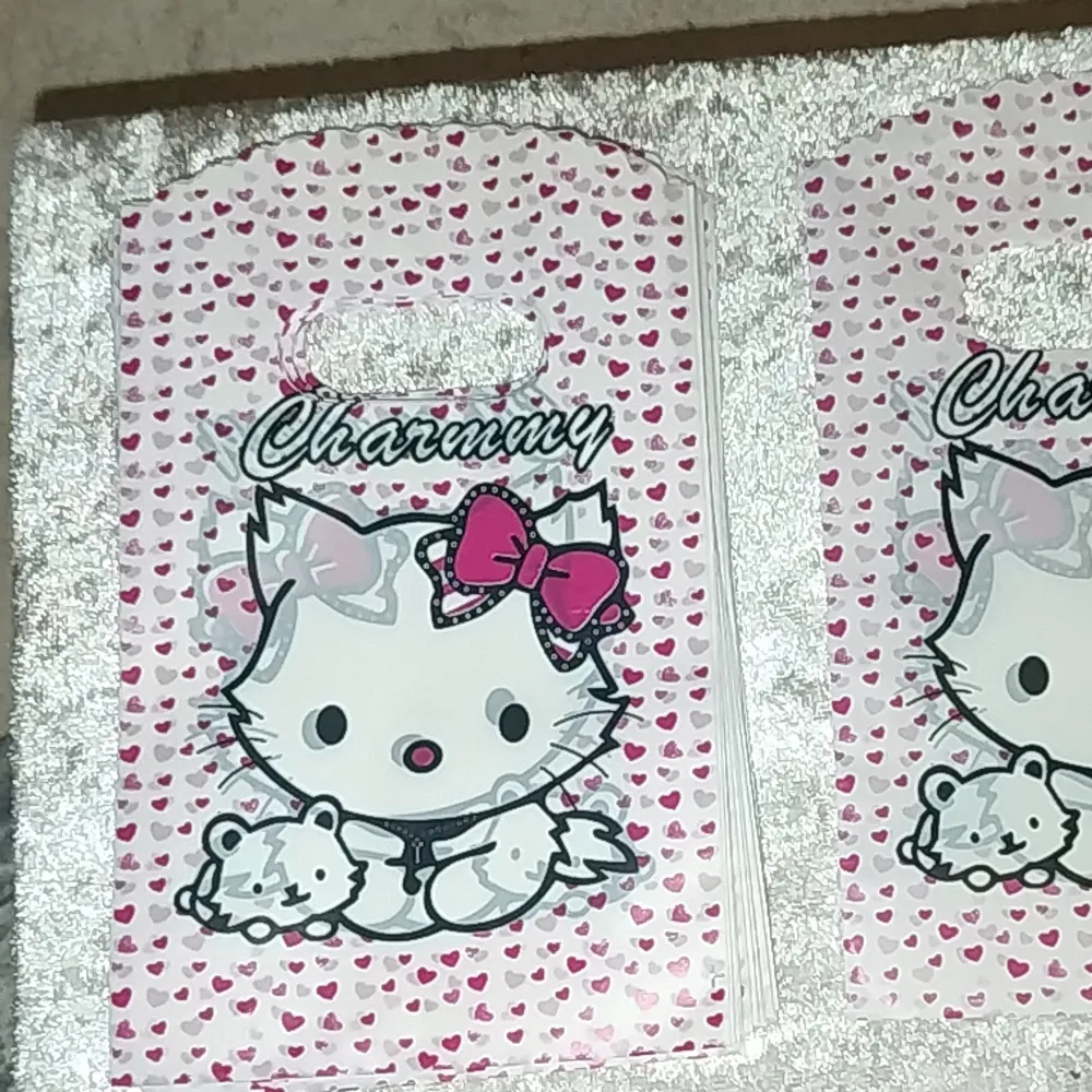 Söta hello kitty present påsar! 1=5kr 5=20 10=35 billigare ju mer man köper 🎀 de är väldigt ganska små men passar t.ex smycken. Accessoarer.