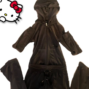 velour set - säljer detta assnygga velourset från gina för att jag fick dubbla i julklapp💓 de är helt nya o felfria! toppen är xxs o nederdelen är xs men skulle säga att den passar upp till S💋 nypris 600kr, tryck gärna på köp nu!