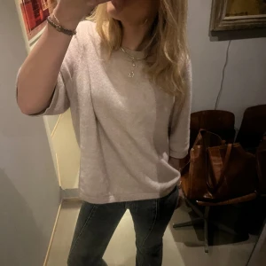 Stickad trekvarts tröja  - Beige trekvartsärms tröja köpt från Other stories för 690kr🥰priset kan diskuteras, hör av er för fler bilder 