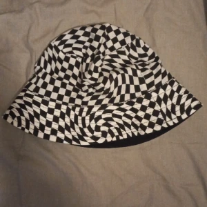 rutig hatt - Rutig fiskehatt i mycket bra skick. Provad 3 gånger, den har dock fått lite glitter på sig men det syns knappast 💞