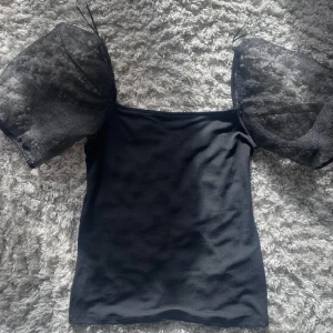 Festtopp med puffiga ärmar  - Aldrig använd då den är för stor, jättebra skick💓💓